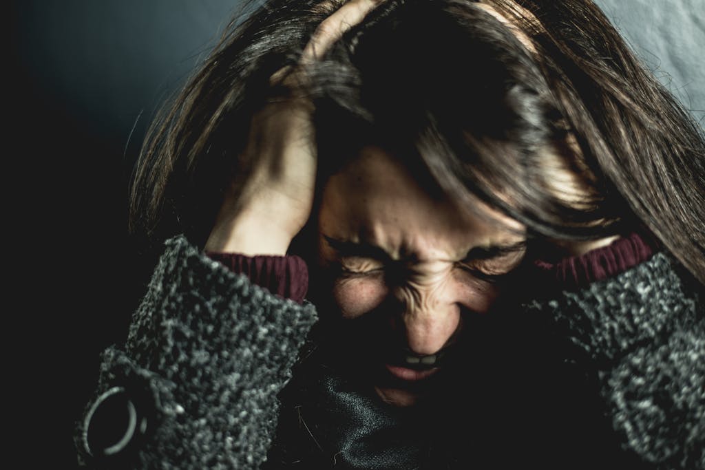 mujer sosteniendo su cabeza, Represión emocional