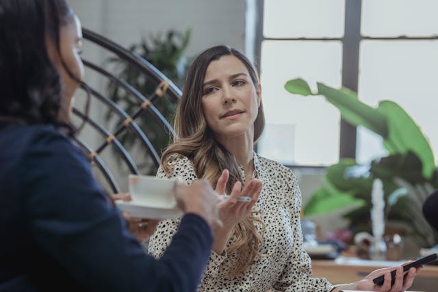 Sostener una conversación incómoda